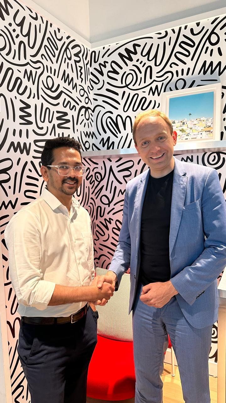 Daniel Fitzhenry shaking hands with an advisory client